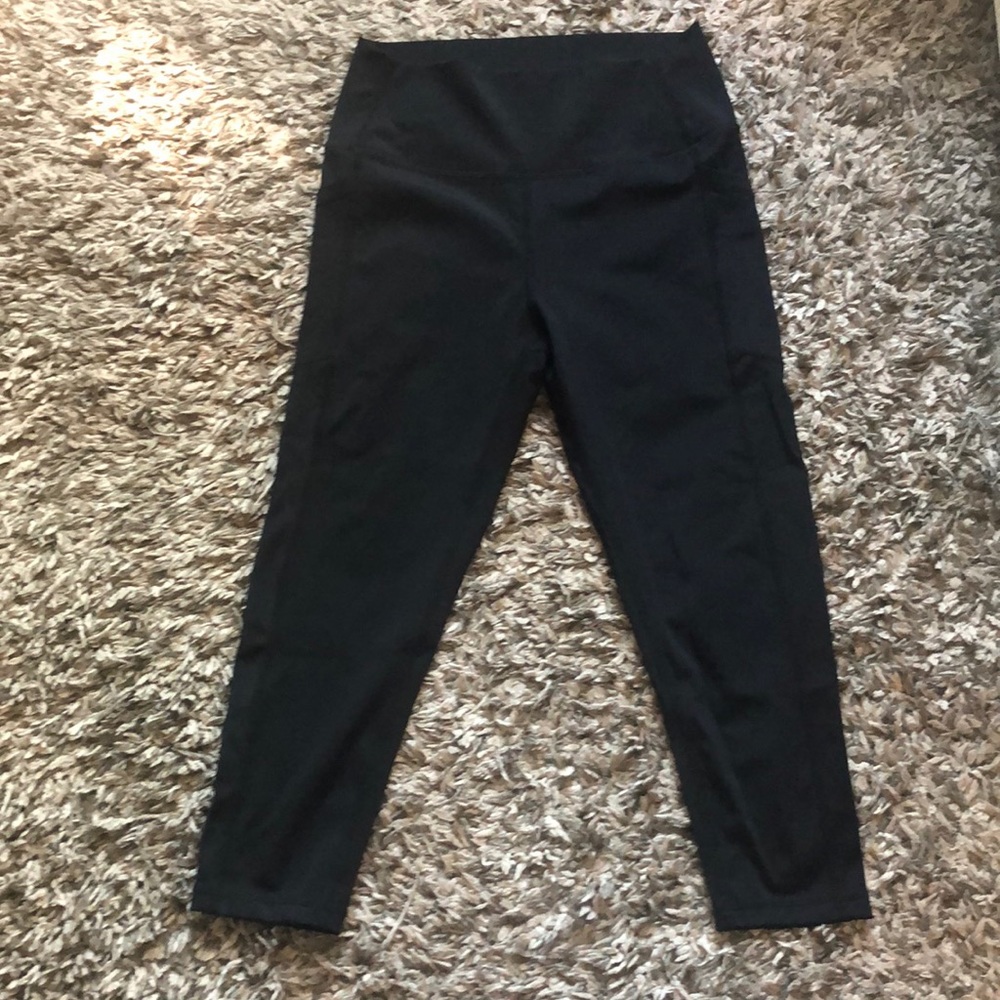 ZYIA Black Brilliant Capri Leggings